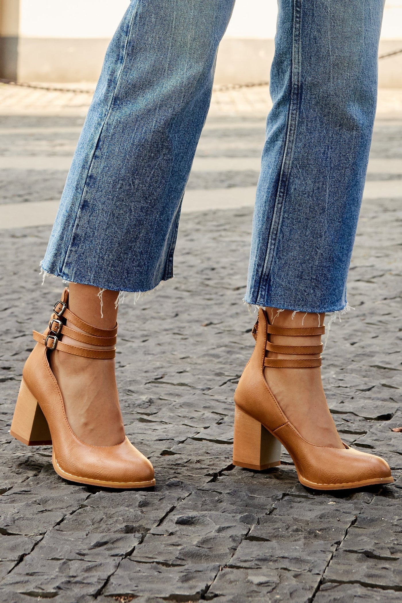Caa™ | Elegant smooth sandals with ankle strap and chunky heel for a sophisticated look
