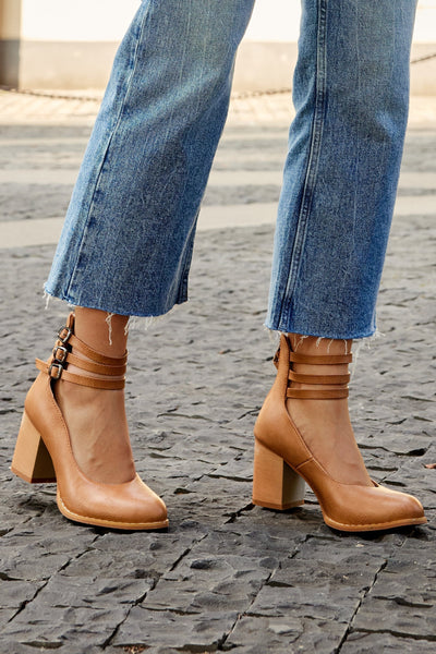 Caa™ | Elegant smooth sandals with ankle strap and chunky heel for a sophisticated look