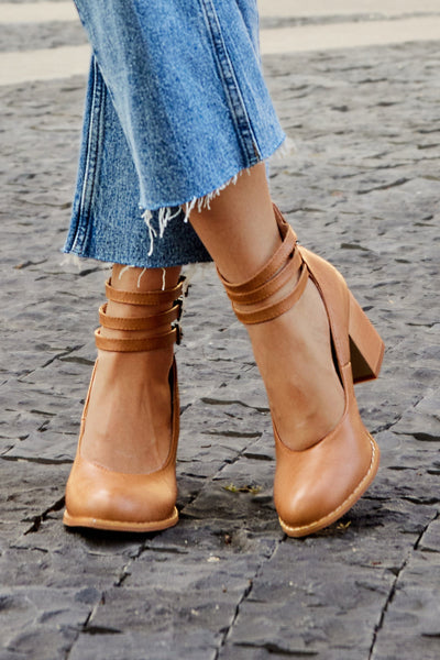 Caa™ | Elegant smooth sandals with ankle strap and chunky heel for a sophisticated look